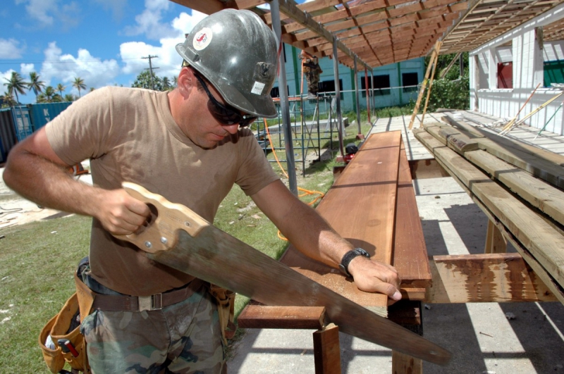 menuisier-LE BROC-min_worker_construction_building_carpenter_male_job_build_helmet-893290